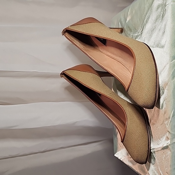 Ann Taylor Khaki Canvas and Cognac Leather Women's Pump Size 8 1/2 - Picture 1 of 8